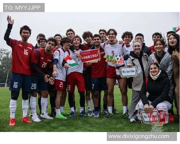 与足球明星合影留念的球迷们最常见的几位球星人物揭秘