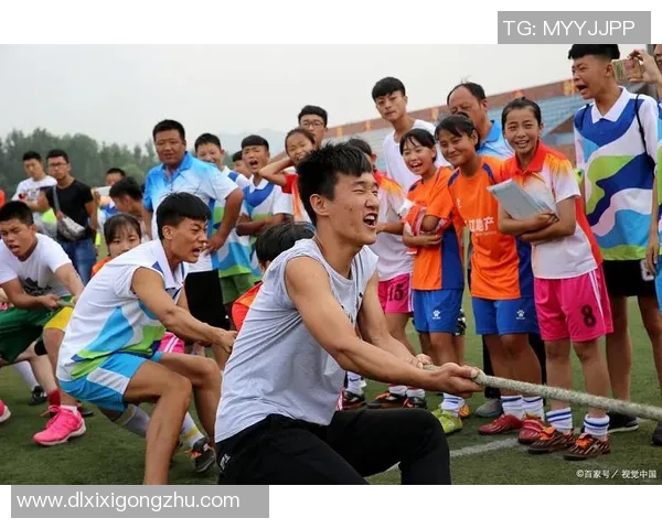 球星全情投入训练展示高超脚法激励青年热爱足球运动